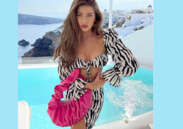 Αυτή η κουκλάρα ήρθε για διακοπές στην Ελλάδα