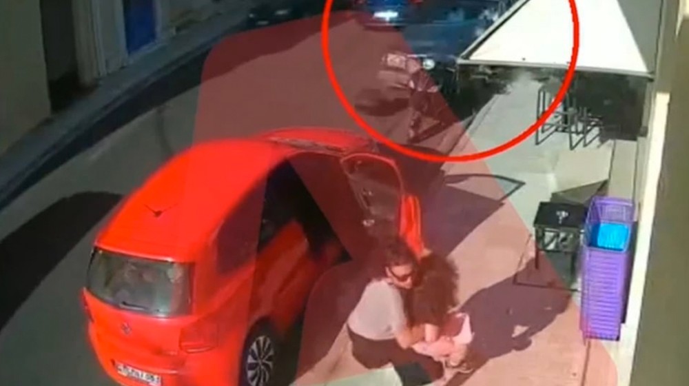 ΤΡΟΜΑΚΤΙΚΟ ΤΡΟΧΑΙΟ ΣΤΗ ΝΑΥΠΑΚΤΟ: Μητέρα σώζει στο ...παρά ένα το παιδί της από ΙΧ καρμανιόλα (VIDEO)