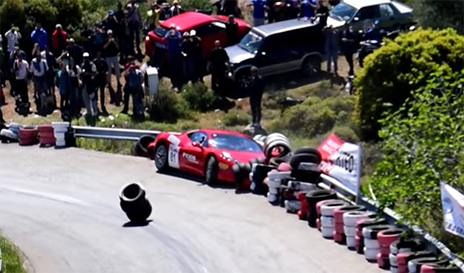 ΑΝΑΒΑΣΗ ΡΙΤΣΩΝΑΣ: Ferrari καρφώθηκε στις μπάρες (video)