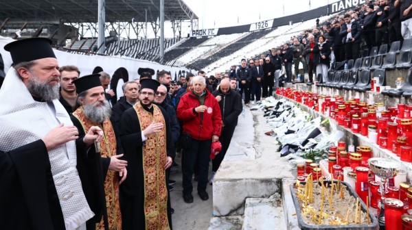 ΝΕΚΡΟΙ ΟΠΑΔΟΙ ΠΑΟΚ: Ο Χαλκιδέος Μητροπολίτης Θεσσαλονίκης κ. Φιλόθεος τέλεσε επιμνημόσυνη δέηση μπροστά στη ΘΥΡΑ 4 (VIDEO)