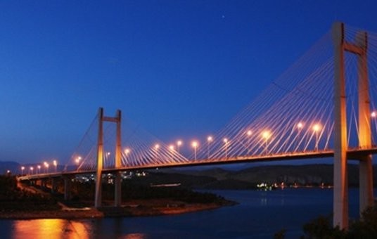 Πήγε να αφήσει χωρίς φωτισμό την Υψηλή Γέφυρα Χαλκίδας