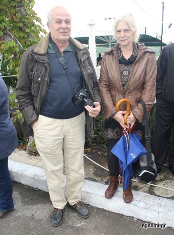 Πανέτοιμοι να χειροκροτήσουν την εγγονή τους