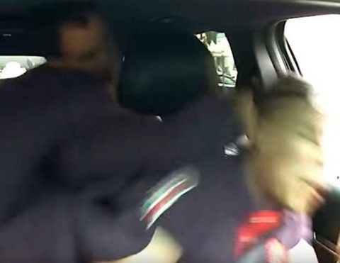 Σοκαριστικό βίντεο: Πελάτης επιτίθεται σε οδηγό ταξί επειδή δεν πήγαινε γρήγορα