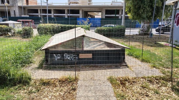 ΧΑΛΚΙΔΑ: Επισκέπτης έμεινε άφωνος με την εικόνα του Μακεδονικού τάφου με το κοτετσόσυρμα!