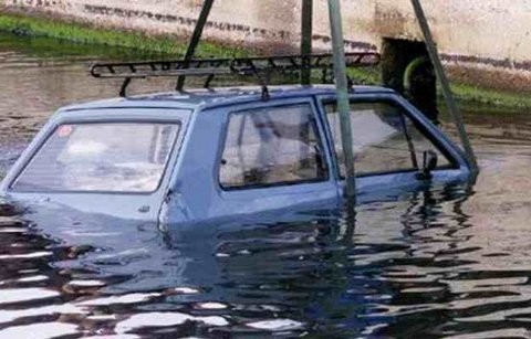 ΕΡΕΤΡΙΑ: Αμάξι βούτηξε στη θάλασσα