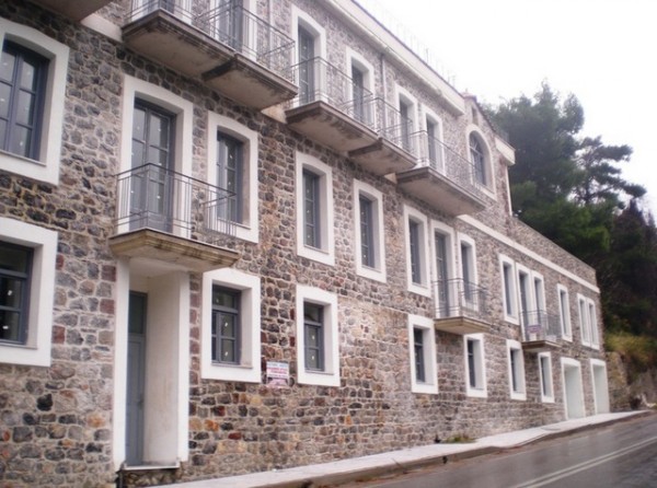 ΚΥΜΗ: Έπεσε τμήμα τοιχίου στο Μυλωνοπούλειο