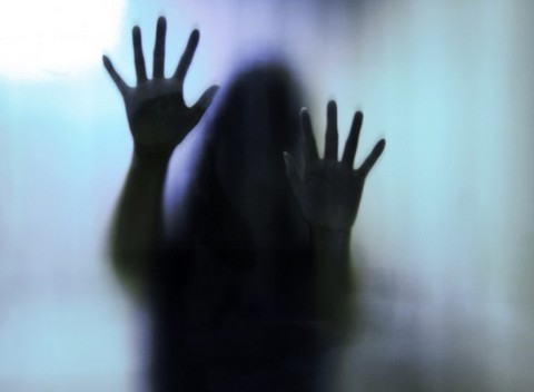 Της έστησε καρτέρι στο σκοτάδι και της έριξε καυστικό υγρό - Κίνδυνος να χάσει το μάτι της η 49χρονη