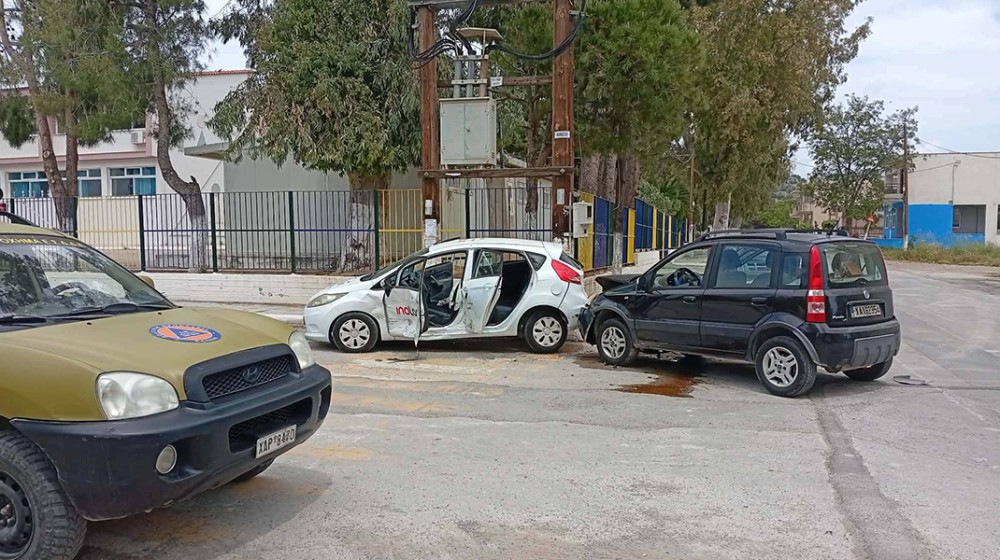 ΕΡΕΤΡΙΑ: Δύο ΙΧ συγκρούστηκαν πλαγιομετωπικά (ΦΩΤΟ)