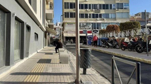 ΧΑΛΚΙΔΑ: Πάρκινγκ για μηχανάκια το νέο πεζοδρόμιο της οδού Παπαναστασίου στην Πλατεία Αγοράς