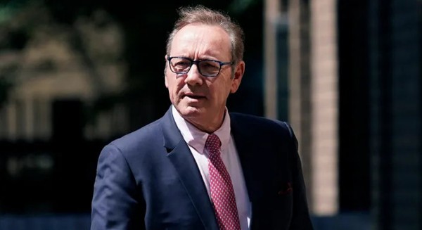 O Κέιβιν Σπέισι ξέσπασε σε κλάματα μετά την αθώωση του για σεξουαλικές επιθέσεις