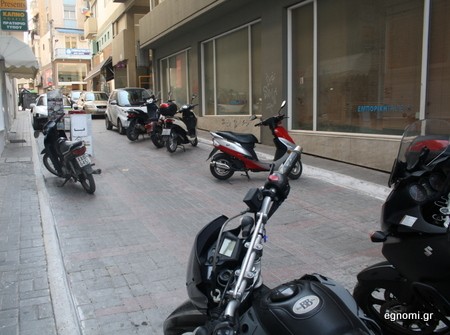Δεν βρίσκετε πού να παρκάρετε το μηχανάκι σας;