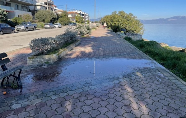 ΧΑΛΚΙΔΑ-ΚΑΤΑΓΓΕΛΙΑ: Διαρροή νερού στη λεωφόρο Μακαρίου και δεν ασχολείται κανείς