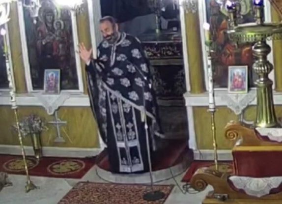 Σάλος με Ιερέα: Έξω από την εκκλησία όποιος έχει κάνει εμβόλιο, τεστ και φοράει μάσκα (VIDEO)