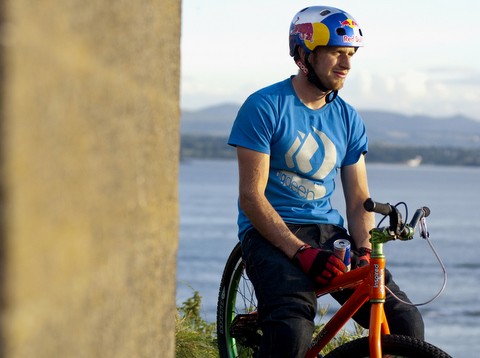 Δες τι κάνει ο τύπος με το ποδήλατο! (video)