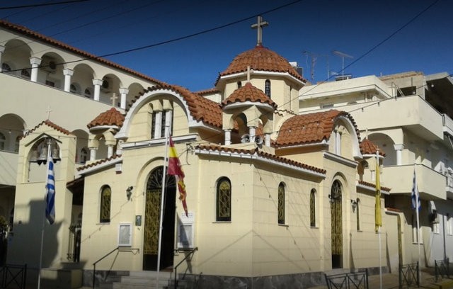 Συνελήφθησαν 13 άτομα για συγκέντρωση έξω από ιερό ναό την Μεγάλη Παρασκευή