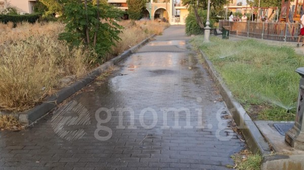 ΚΑΝΗΘΟΣ ΧΑΛΚΙΔΑ: Τα μπεκ ποτίζουν και τον πεζόδρομο (VIDEO)