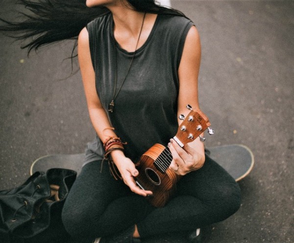 Αστυνομικοί επέβαλαν τρία πρόστιμα 500 ευρώ σε γυναίκα-μουσικό του δρόμου