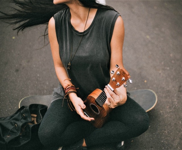 Αστυνομικοί επέβαλαν τρία πρόστιμα 500 ευρώ σε γυναίκα-μουσικό του δρόμου