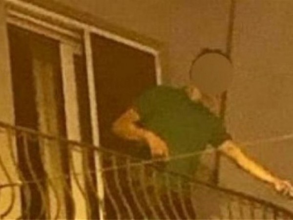 Άνδρας βγήκε μεθυσμένος στο μπαλκόνι και πετούσε γλάστρες στον κόσμο (VIDEO)
