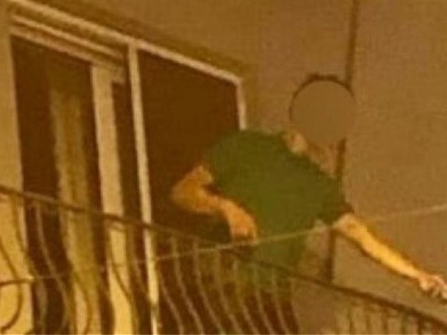 Άνδρας βγήκε μεθυσμένος στο μπαλκόνι και πετούσε γλάστρες στον κόσμο (VIDEO)