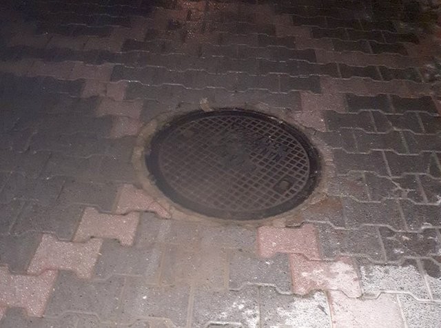 ΧΑΛΚΙΔΑ: Βούλωσε ο αγωγός της αποχέτευσης και βγαίνουν λύματα από το φρεάτιο