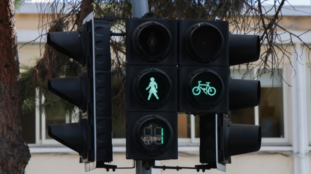 Στην Κύπρο έβαλαν γυναικείες φιγούρες στα φανάρια!