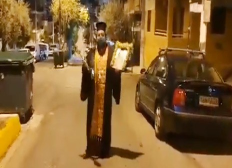 Iερέας λιτάνευσε μόνος του την εικόνα του Αγ. Νεκταρίου στους άδειους δρόμους
