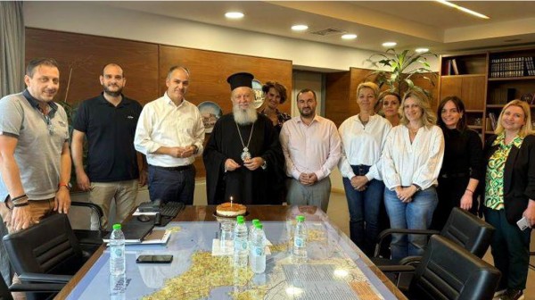 ΧΑΛΚΙΔΑ: Τούρτα - έκπληξη για τον Μητροπολίτη στα γραφεία της Περιφερειακής Ενότητας Εύβοιας