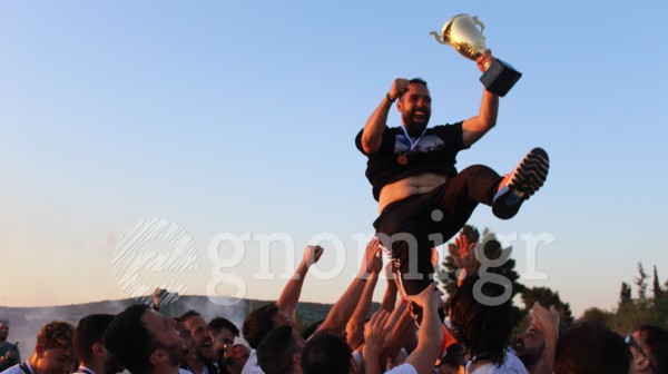 ΜΙΑΟΥΛΗΣ ΦΥΛΛΩΝ ΦΙΕΣΤΑ: Ομάδα-οικογένεια, σήκωσε ψηλά κούπα και Βάρκα!