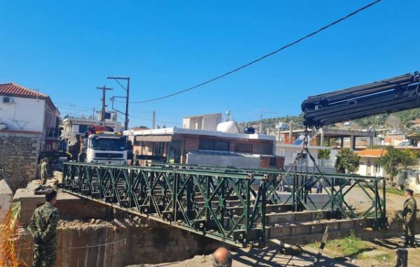 ΠΟΛΙΤΙΚΑ ΕΥΒΟΙΑΣ: Ξηλώθηκε η γέφυρα του Στρατού και μετακινήθηκε για διέλευση μόνο πεζών (φωτό)
