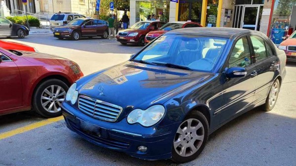 ΧΑΛΚΙΔΑ: Πάρκαρε την mercedes στις θέσεις των ταξί και πήγε να κάνει την δουλειά του