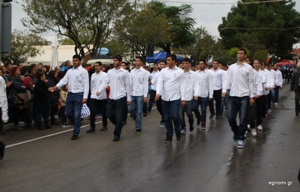 ΕΟΡΤΑΣΜΟΣ 28ης ΟΚΤΩΒΡΙΟΥ: Παρέλαση στη Χαλκίδα υπό την απειλή βροχής