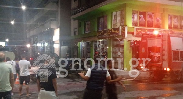 ΧΑΛΚΙΔΑ: Φωτιά σε διαμέρισμα - Τέσσερις νεαροί απεγκλώβισαν άτομο με αναπηρία! (video + δηλώσεις)