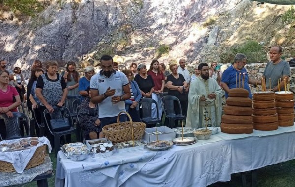 ΜΑΥΡΟΠΟΥΛΟ ΜΙΣΤΡΟΥ: Γιορτή σε γραφικό εκκλησάκι δίπλα στο ποτάμι (φωτορεπορτάζ)