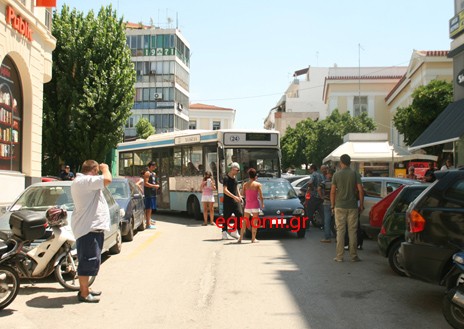 Γαϊδαρος φράκαρε κεντρικούς δρόμους της Xαλκίδας