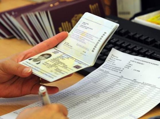 Αποκαλύφθηκε κύκλωμα πλαστογράφησης διαβατηρίων με συμμετοχή έξι αστυνομικών