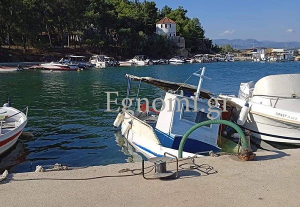 Αλιευτικό σκάφος βούλιαξε στο λιμανάκι της Ερέτριας