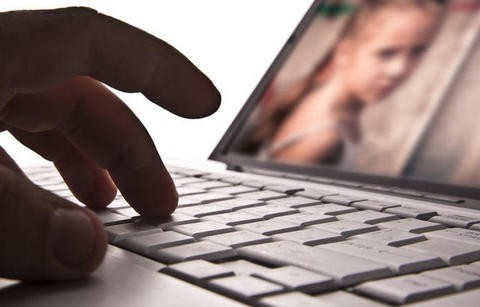 Διεστραμμένος 60χρονος πλήρωνε για να βλέπει να βιάζουν παιδιά
