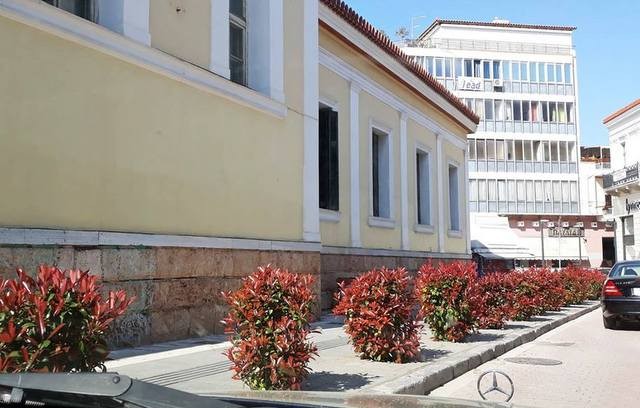 ΧΑΛΚΙΔΑ: Ωραία εικόνα με τα φωτίνια και το καθαρό Δικαστικό Μέγαρο στην οδό Συγγρού