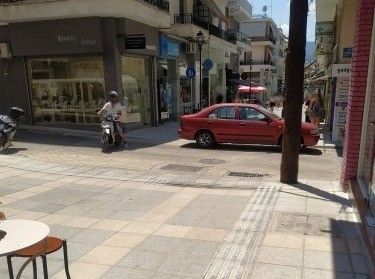 ΧΑΛΚΙΔΑ: Παράνομα παρκαρισμένα οχήματα μπροστά στους πεζόδρομους