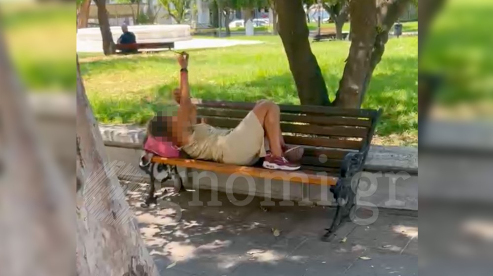 ΧΑΛΚΙΔΑ: Γυναίκα - τοξικομανής ξάπλωσε στο παγκάκι και έβριζε (VIDEO)