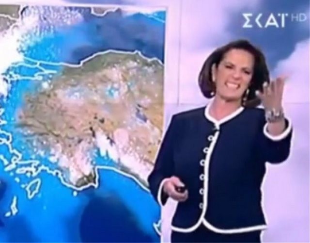 Η μετεωρολόγος Χριστίνα Σούζη ...σιχτιρίζει χωρίς να ξέρει ότι είναι στον αέρα (VIDEO)