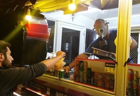 Καντινιέρης σερβίρει με αντισφιξιογόνα μάσκα λόγω χημικών