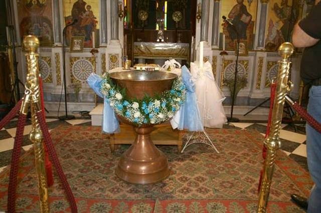 Απαγόρευσαν σε νονά να βαφτίσει το παιδί