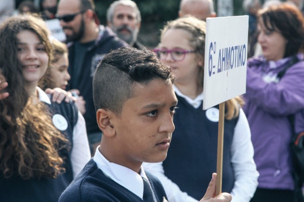 Αφγανός μαθητής κέρδισε τη σημαία στην κλήρωση, αλλά κράτησε ταμπέλα!