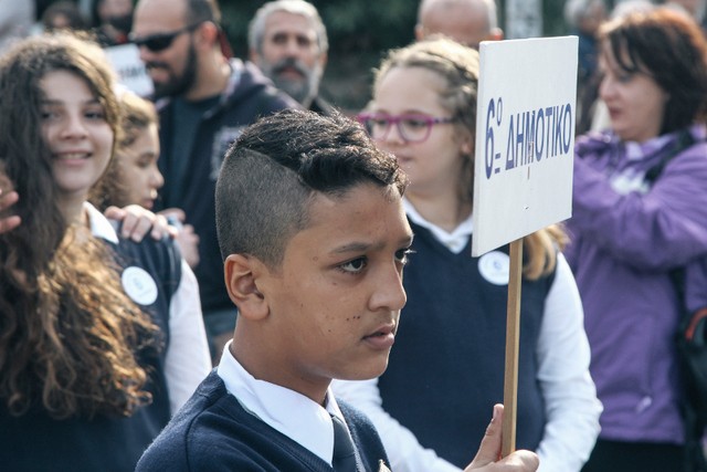 Αφγανός μαθητής κέρδισε τη σημαία στην κλήρωση, αλλά κράτησε ταμπέλα!