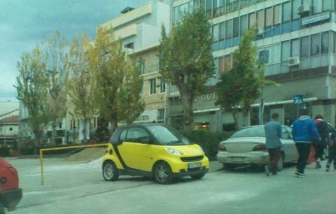 Θαυμάστε παρκάρισμα πίσω από τα δικαστήρια