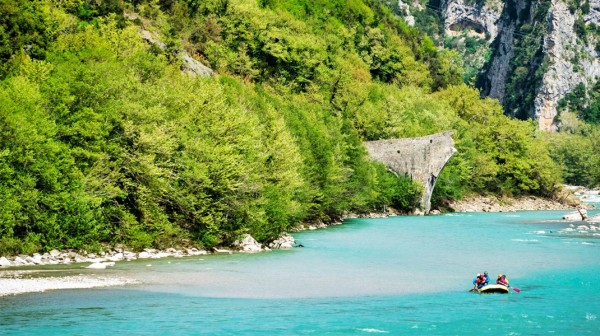 Χωρίς τις αισθήσεις τους ανασύρθηκαν δυο παιδιά από τον ποταμό Άραχθο - Τα έσωσαν οι γιατροί με ανάνηψη στο νοσοκομείο