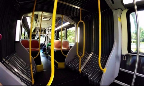 Λεωφορείο-φυσαρμόνικα κόπηκε στη μέση (Video)