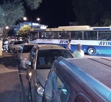 ΑΡΤΑΚΗ: Τριπλό παρκάρισμα πάνω στην στροφή της ώρα της περιφοράς της εικόνας